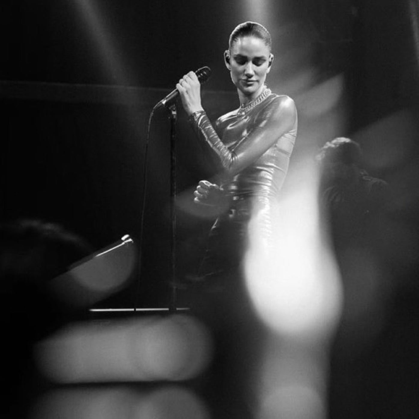 Niia performing