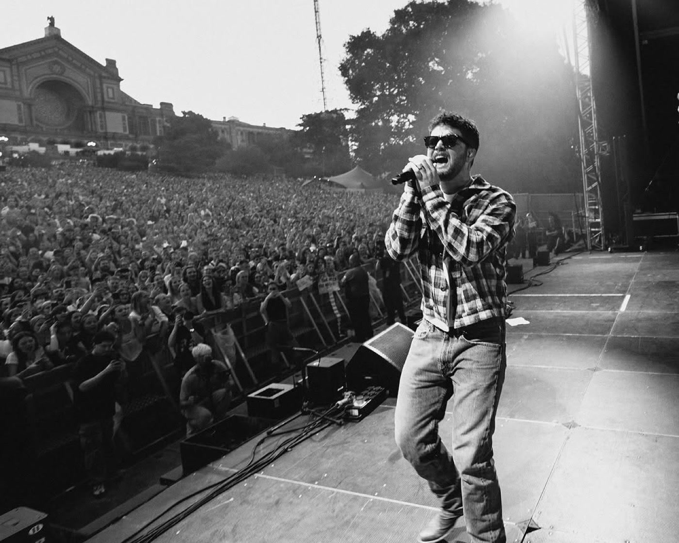 Alex Warren singing to a full crowd at Alexandra Palace